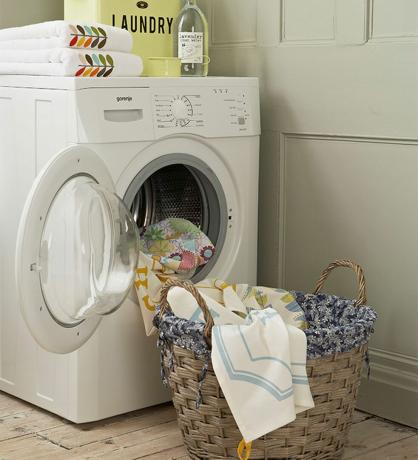 lavadora con cesta y ropa sucia