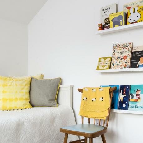 bílá dětská ložnice s plovoucími policemi na knihy