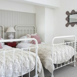 Dormitor pentru copii de la țară, cu aruncări tricotate groase