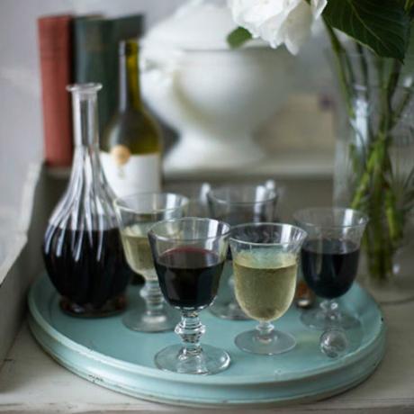 Anggur merah dan putih dalam gelas saji