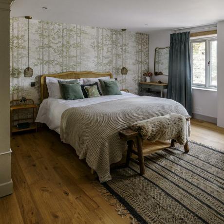 Ideje za zelene spalnice - od oljčnih do smaragdnih, raziščite sheme dekoriranja, ki lahko ustvarijo luksuzen umik