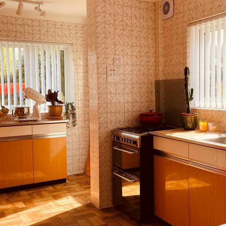 この夫婦は自宅のキッチンを 70 年代の楽園に変えました