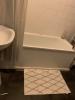Mãe parcimoniosa transforma banheiro por £ 15 com os azulejos autocolantes Poundland