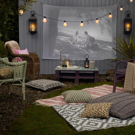 Hvordan lage en utendørs kino i hagen din denne julen