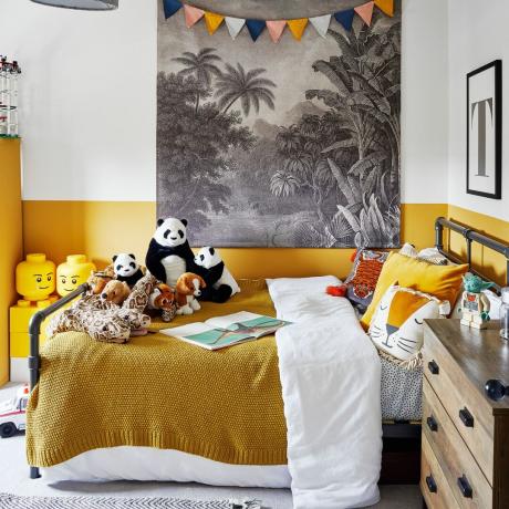 ห้องนอนเด็กสีเหลืองพร้อมที่แขวนผนัง