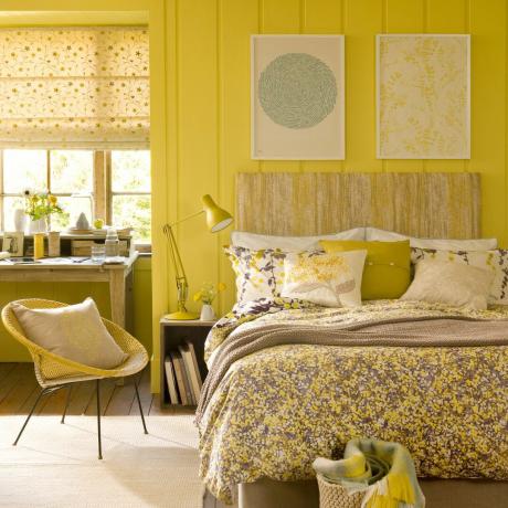 Schlafzimmer mit gelben Wänden und Bettwäsche