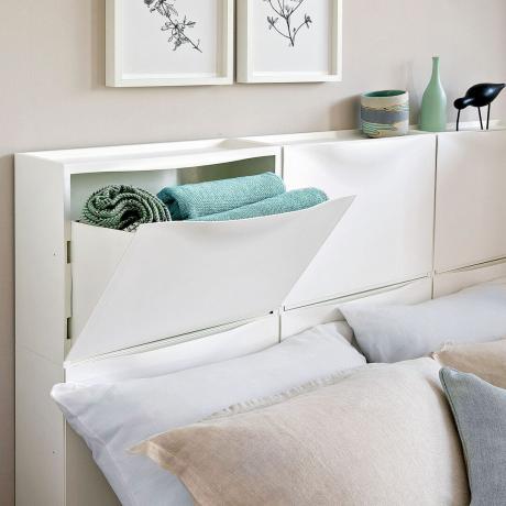 zbliżenie na nowoczesne łóżko z wezgłowiem wykonanym z szafki na buty Ikea