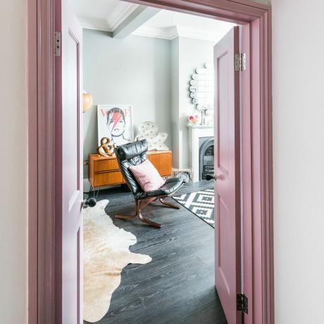 Боядисана в лилаво рамка на вратата, водеща към всекидневната