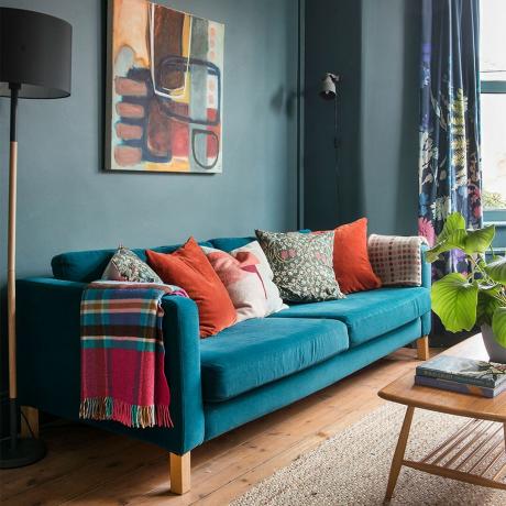 mėlyna svetainė su mėlyna aksomine sofa