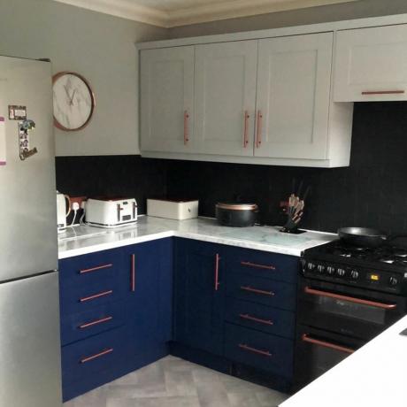 eelarvega värvitud köök koos marmoriefektiga töötasapindadega