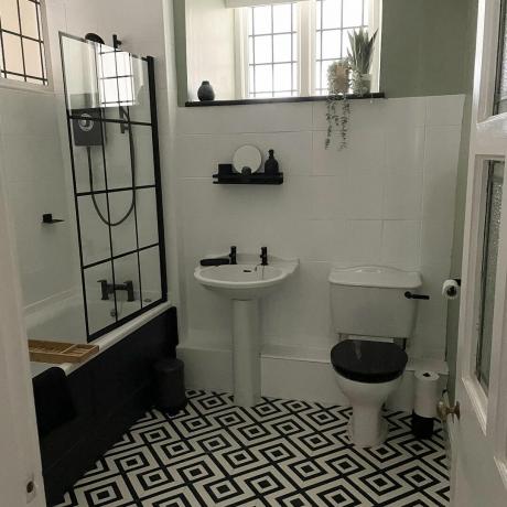 monokrom badeværelses makeover med mønstret gulv