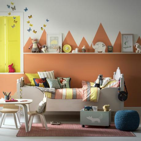 quarto infantil com mural de montanha laranja