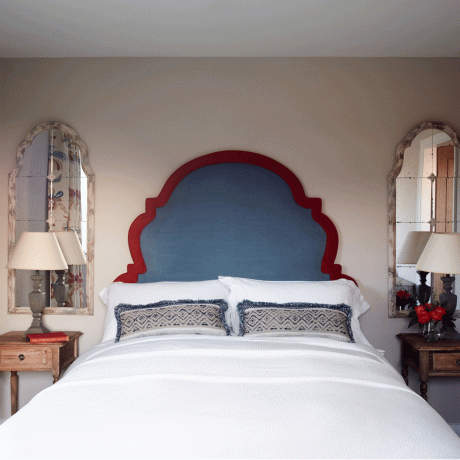 Plavo uzglavlje s ogledalima u maloj spavaćoj sobi