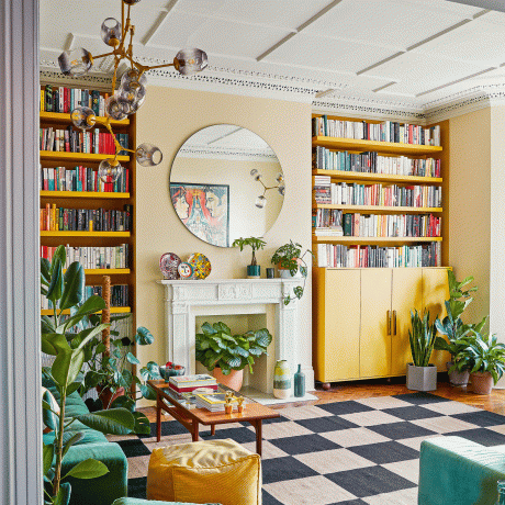Žltá obývačka s policami