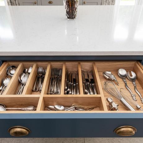 Abra a gaveta da cozinha com organizador de madeira