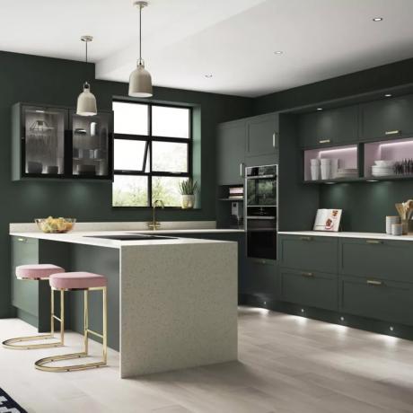 Una cucina a forma di U verde con pavimento chiaro e sgabelli da bar rosa