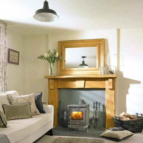 غرفة معيشة ريفية مريحة مع مدفأة مميزة