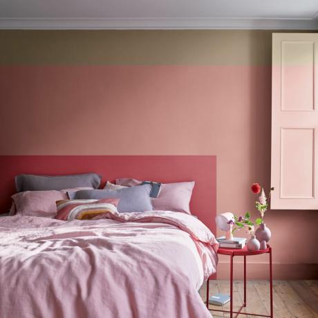 Боядисана в светло розово спалня с двойно легло, нощно шкафче