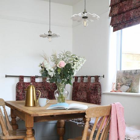 Kuhinja s rebrastim lusterima iznad stola.