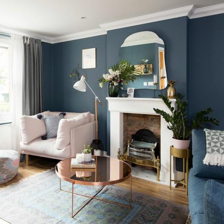 Marineblå stue med blå og hvide sofaer