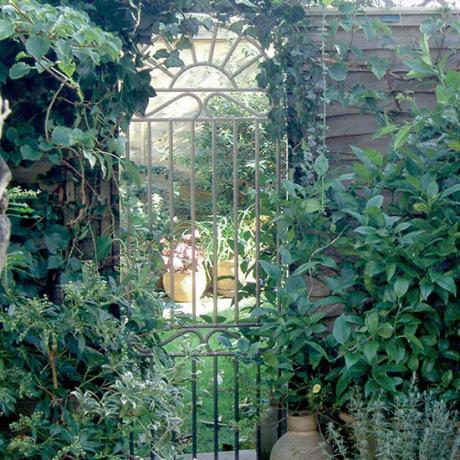 Väravad ja aiad maa -aedadele