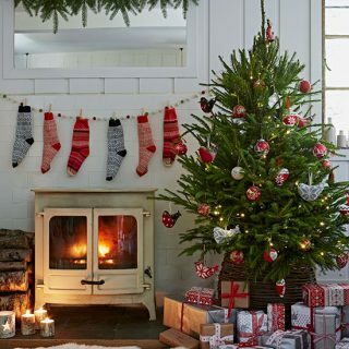 Country Christmas vardagsrum med strumpor | dekorera | Hus och interiörer | Housetohome.co.uk