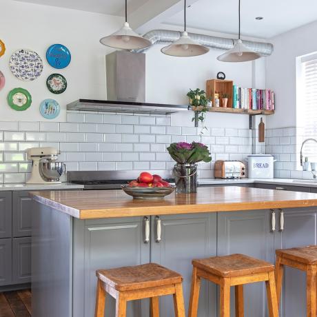 Cinza-cozinha-reforma-com-branco-metro-ladrilhos-piso de madeira-e-área-de-jantar-verde-2