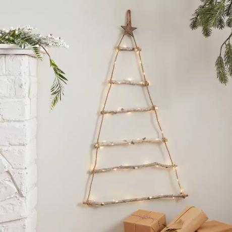 závesný drevený vianočný stromček so svetielkami