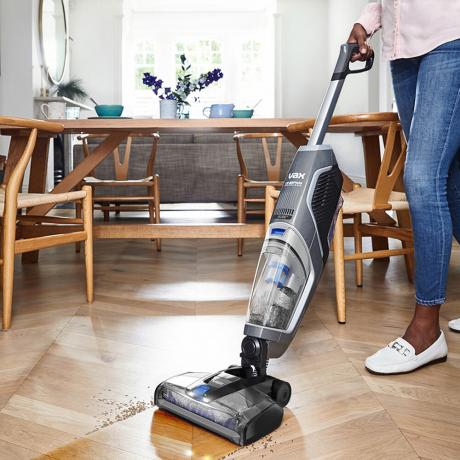 Por qué nunca debes limpiar el piso con un trapeador y un balde, según el Higiene Doctor