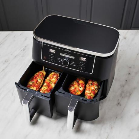 Fritadeira a ar Ninja com dois compartimentos para cozinhar alimentos