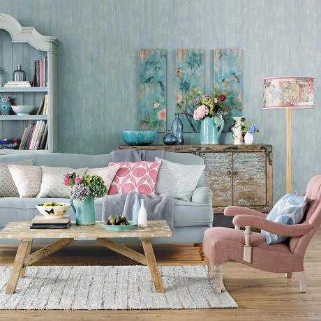 ruang tamu telur bebek dengan wallpaper bermotif sofa telur bebek dan kursi pink