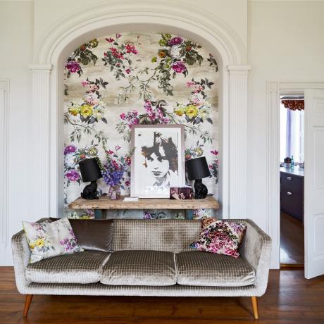 Dzīvojamā istaba ar ziedu tapetēm arkā
