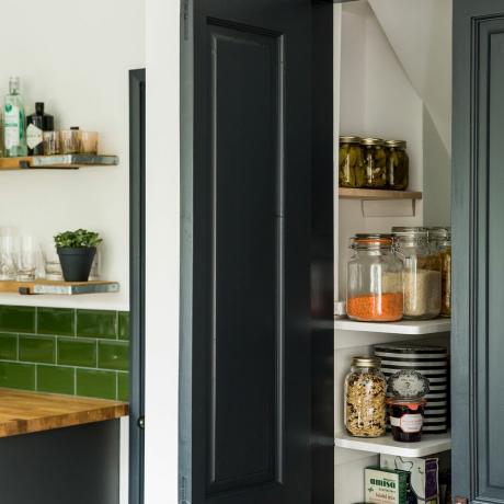 Уска остава у тамно сивој кухињи са зеленим плочицама од цигле