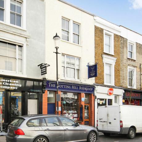 영화 노팅힐(Notting Hill)에서 휴 그랜트(Hugh Grant)에 의해 유명해진 서점 위의 아파트는 멋진 £1.5m에 시장에 나옵니다