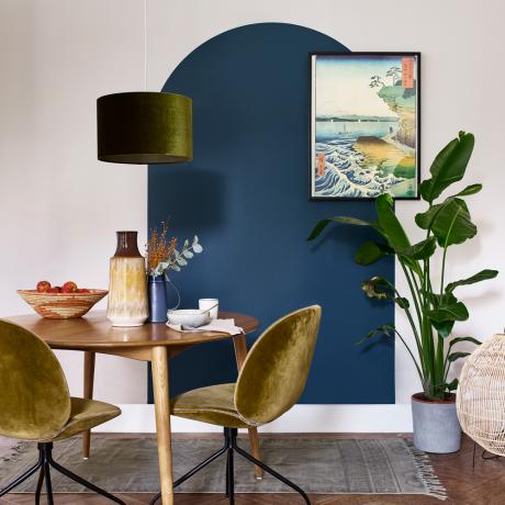 Modro maľovaný oblúk v bielej jedálni
