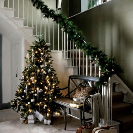 Η αγαπημένη προσφορά αληθινού χριστουγεννιάτικου δέντρου για τους θαυμαστές της IKEA τσεκούρια