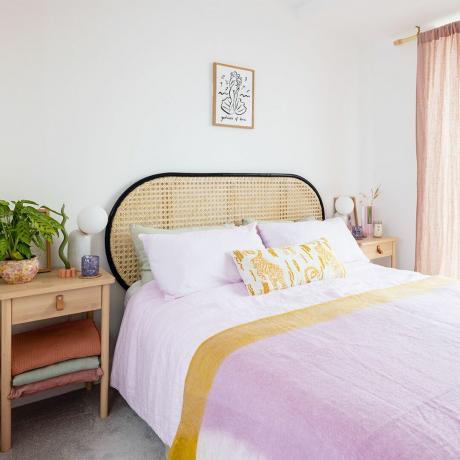 camera da letto con testata in canna e copripiumino rosa