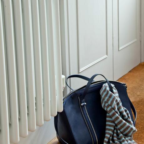 bel radiator na hodniku s torbo