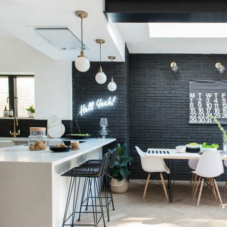 juodos virtuvės idėjos su plytų sienomis