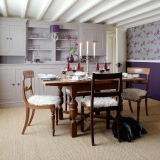 غرفة طعام أرجواني وخشب | تزيين غرفة الطعام | منازل الريف والديكورات الداخلية | Housetohome.co.uk