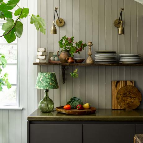 lampada da tavolo verde con paralume in stile tropicale su un piano di lavoro della cucina - pooky
