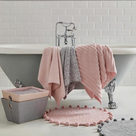 Los compradores de B&M dicen que 'necesitan' una bonita alfombra de baño con pompones, ¡es fácil ver por qué!