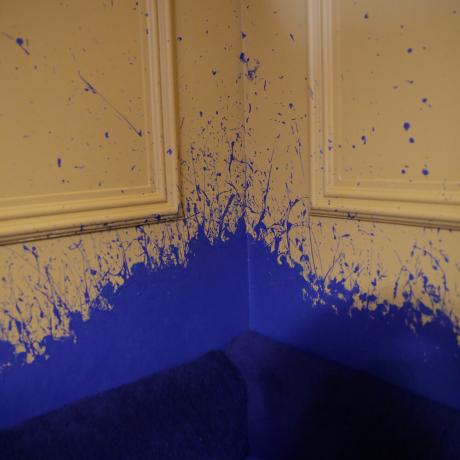 更衣室の青い壁の特徴