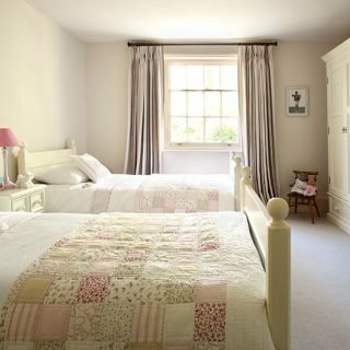 Kremowa sypialnia dziecięca z narzutą patchworkową | Pomysły na dekorację sypialni dla dzieci | 25 pięknych domów | Housetohome.co.uk