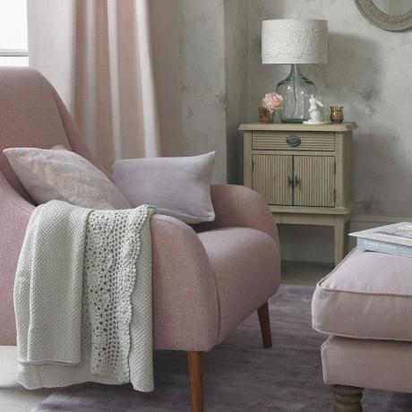 Nøytral stue med rosa lenestol