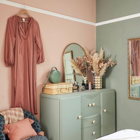 Toiletbord i soveværelse med salvie og pink malede vægge