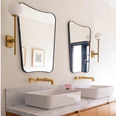 2 fürdőszobai mosdó, tükrök és fali lámpák, fehér és szürke dönthető