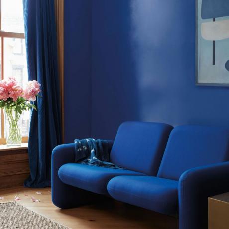 Blauw geschilderde woonkamer verftrends 2023